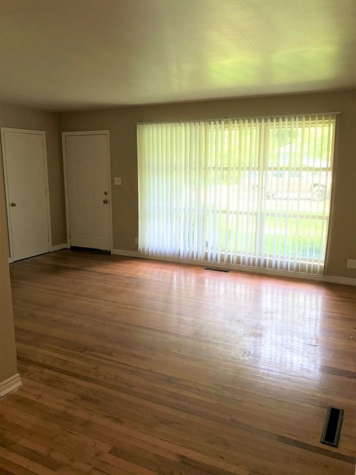 215 Bamboo Dr - Photo 5 of 10