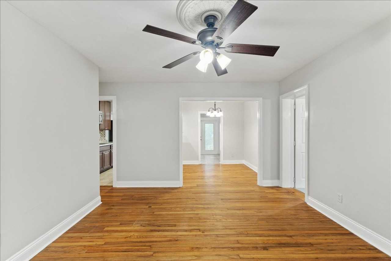 1916 Blackburn Ave - Photo 4 of 40