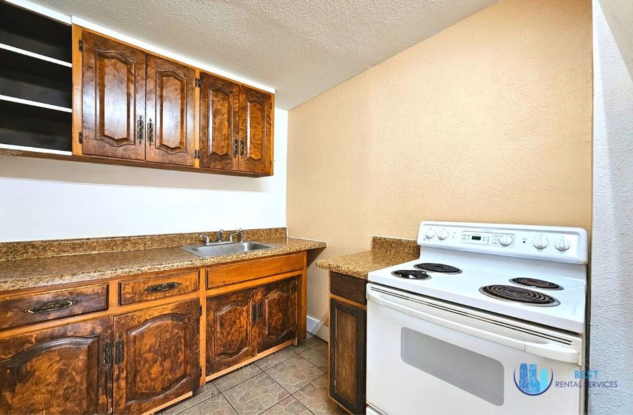 832 N Combee Rd - Photo 7 of 20