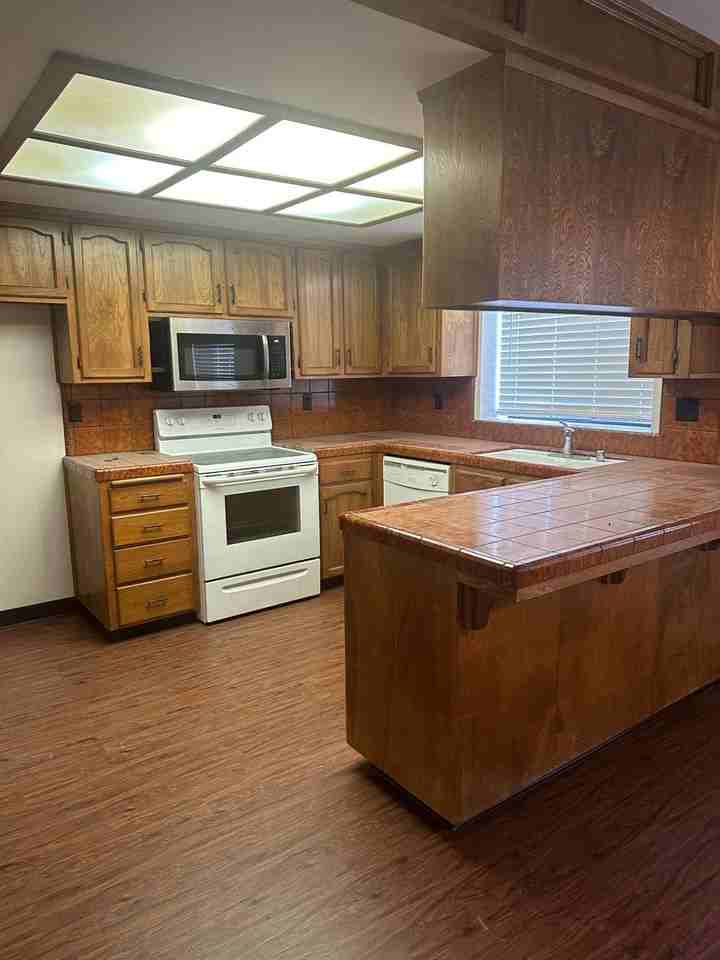 4703 W Cypress Ave - Photo 3 of 11