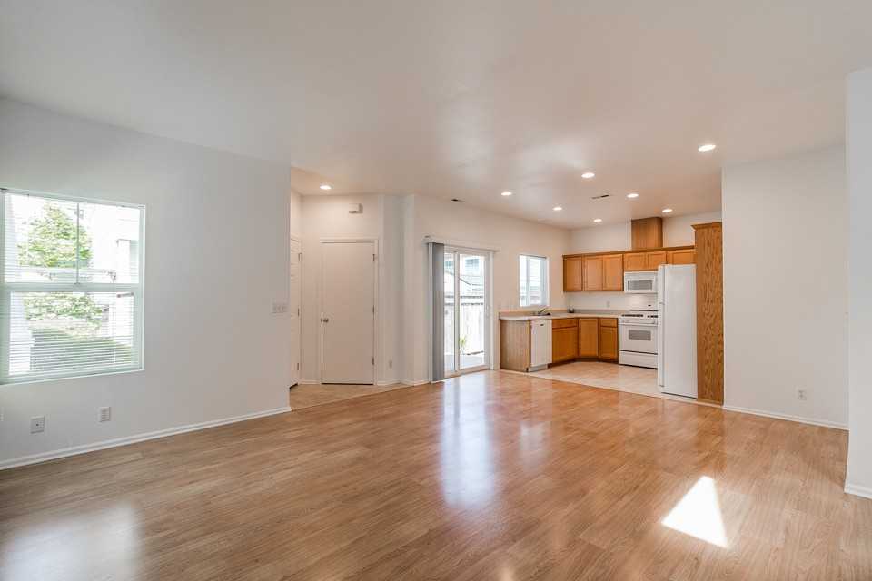 1643 Hamlet Ln - Photo 4 of 18