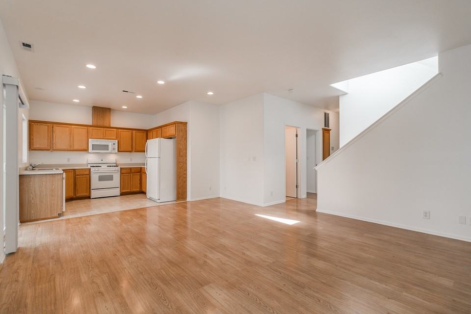 1643 Hamlet Ln - Photo 2 of 18