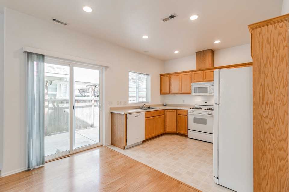 1643 Hamlet Ln - Photo 5 of 18