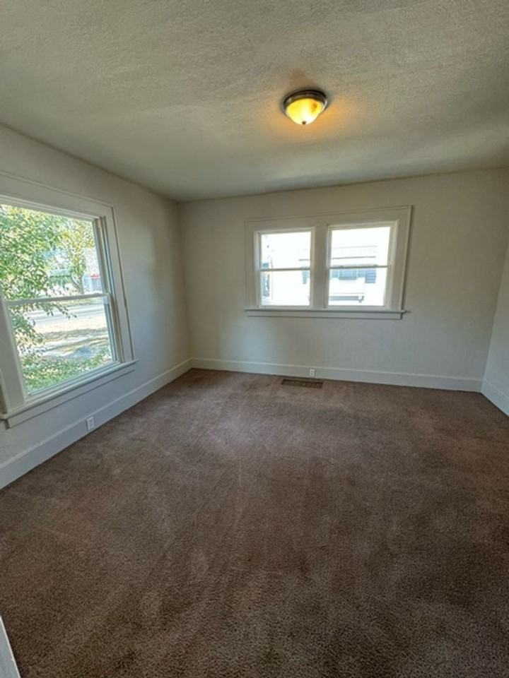 2725 S Anthony Blvd - Photo 2 of 8