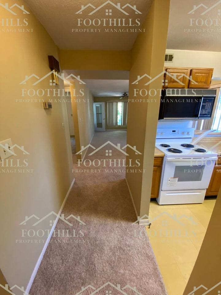 1012 Northlake Dr - Photo 2 of 14