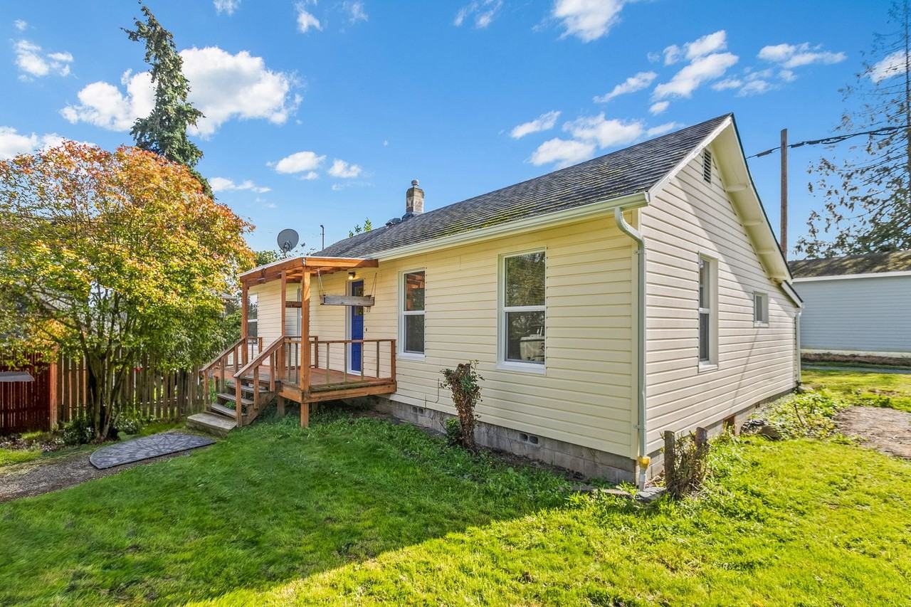 1607 10th St - Photo 3 of 29