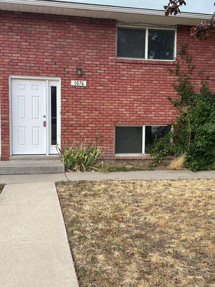 1076 S Virginia Cir - Photo 2 of 19