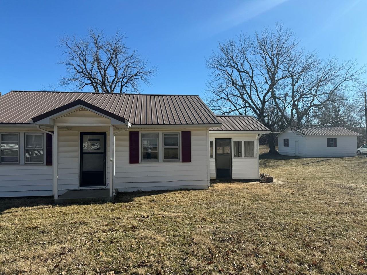 892 S Madison St - Photo 2 of 9