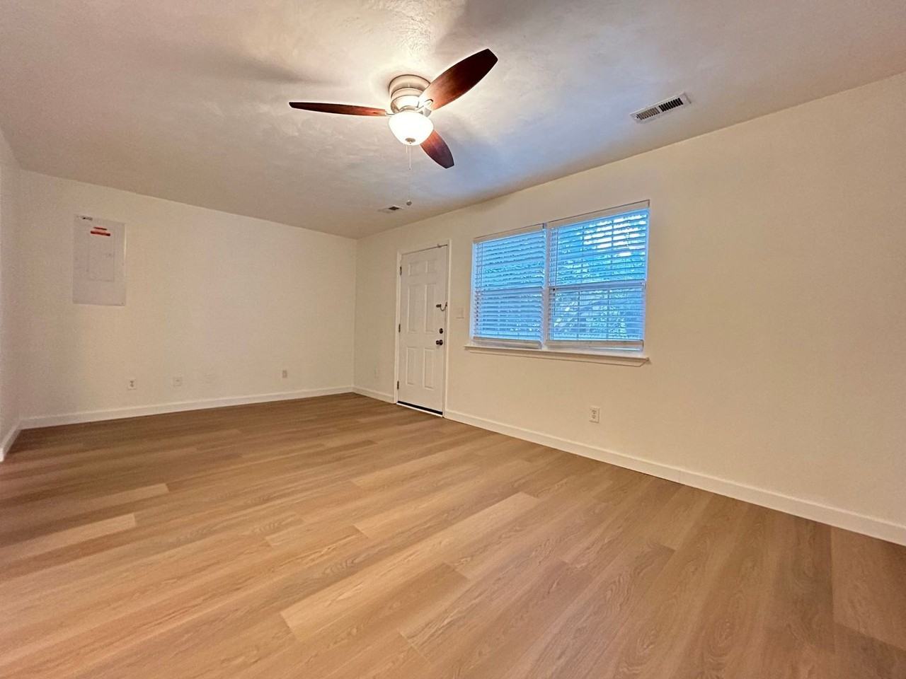 3214 Lyons Ave - Photo 2 of 18