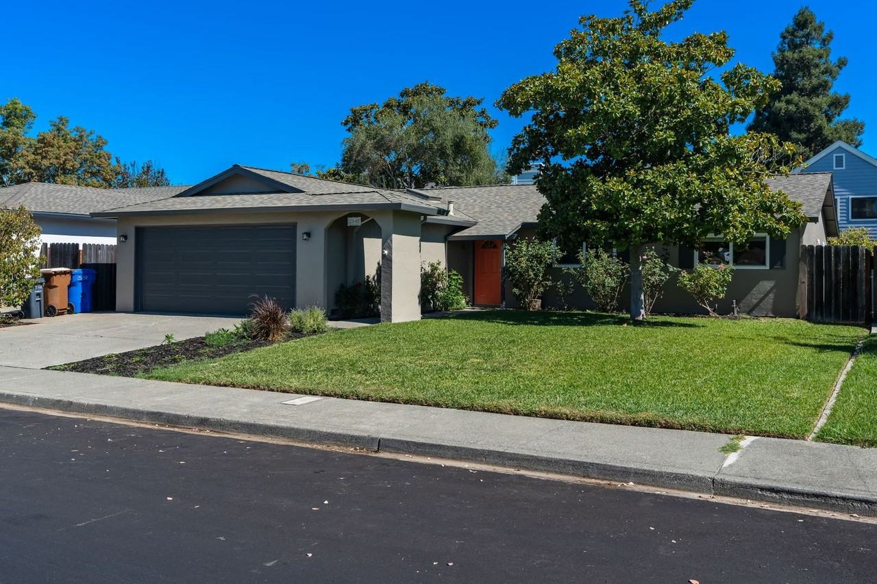 2348 Alice St - Photo 2 of 34