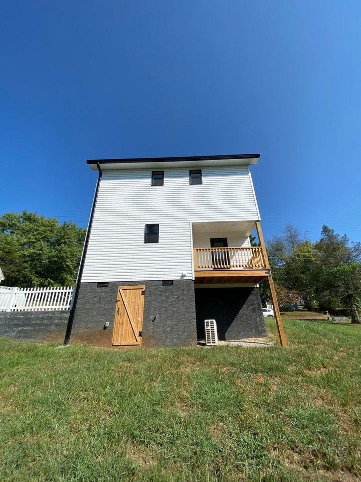 705 W Rhoten St - Photo 3 of 19