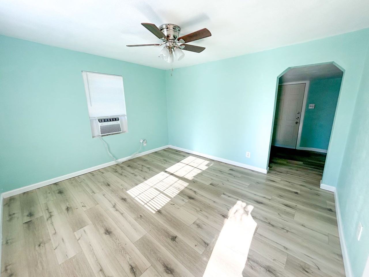 1104 N Mill St - Photo 2 of 7