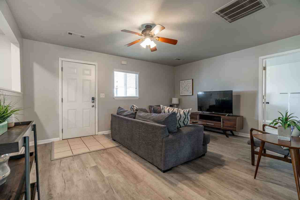 315 Sw F St - Photo 3 of 18