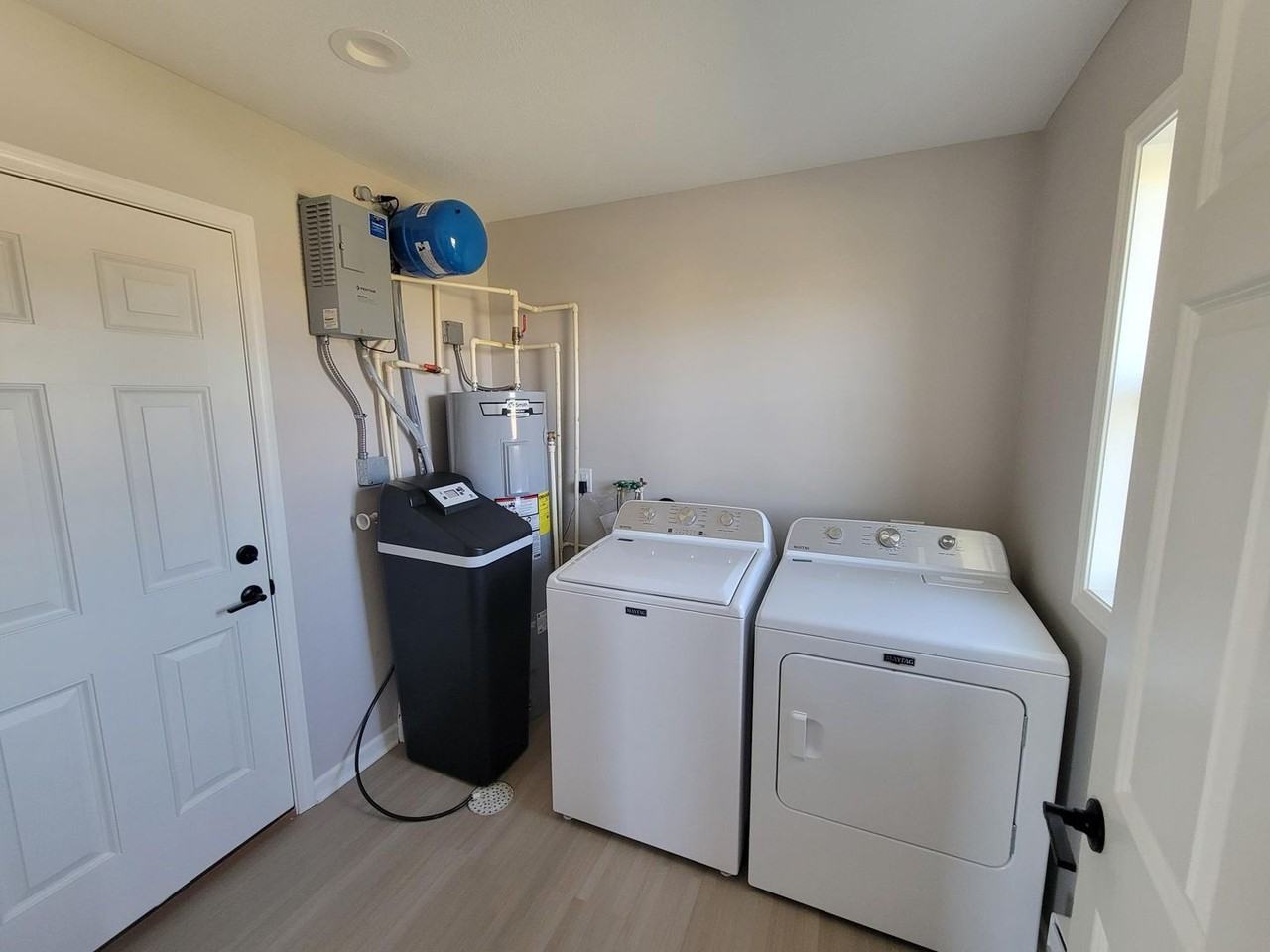 17753 Bunge Avenue - Photo 3 of 13