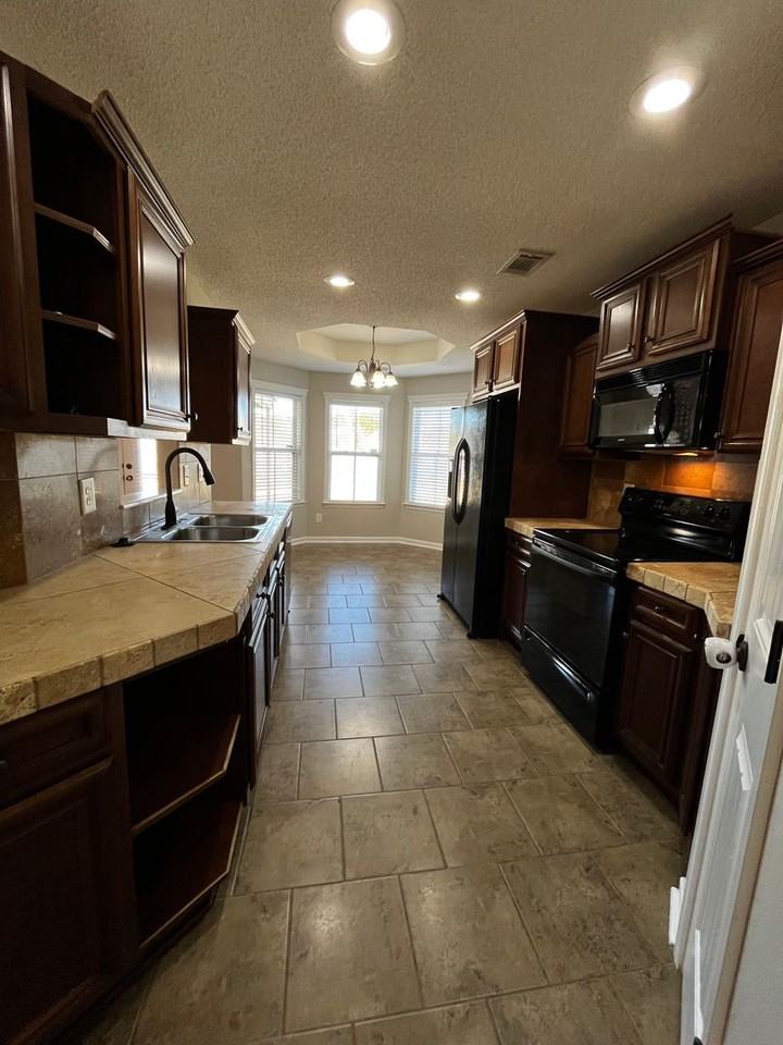 104 Piedmont Ln - Photo 2 of 17