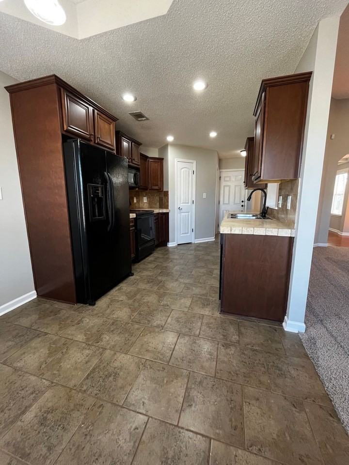 104 Piedmont Ln - Photo 4 of 17