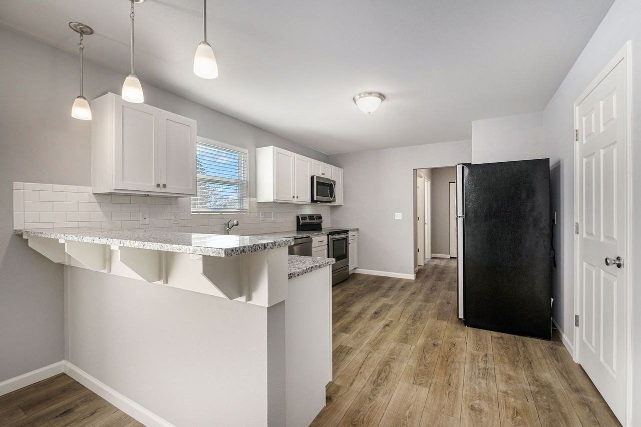 1621 Garfield Ct - Photo 3 of 36