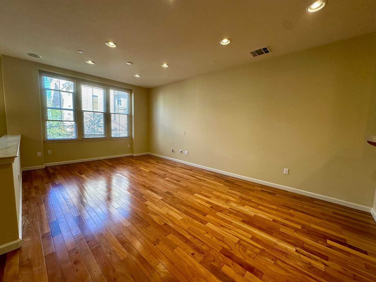 995 Cole Pl - Photo 3 of 9