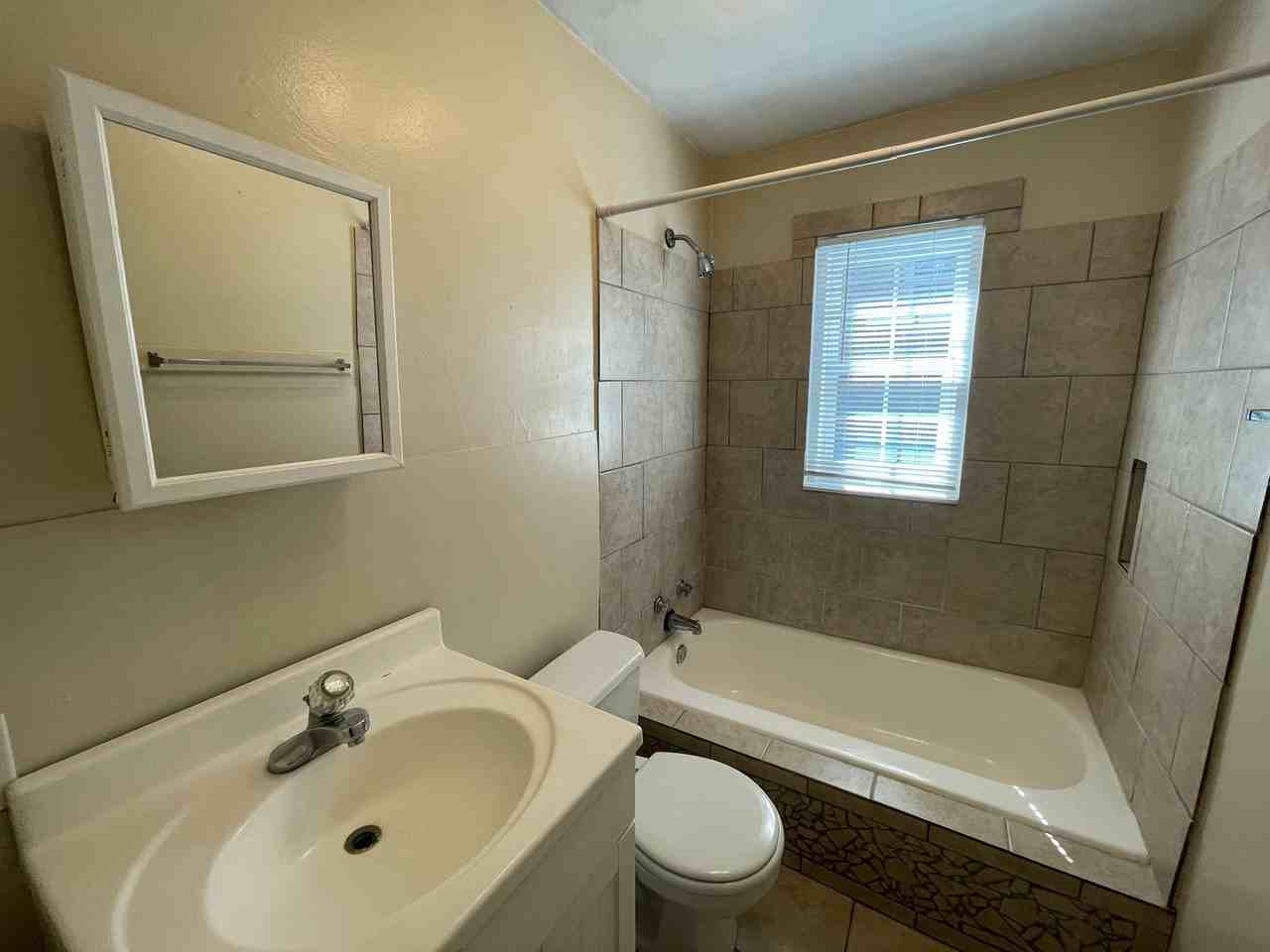 1037 Mcarthur Ave - Photo 6 of 9