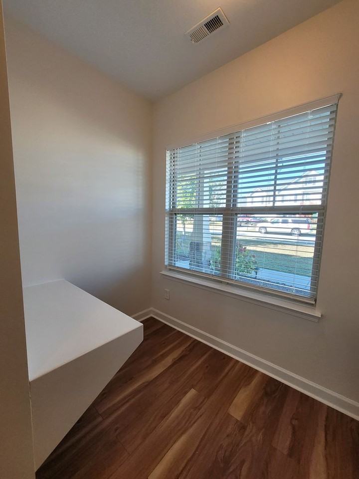 944 Ronald Reagan Dr - Photo 6 of 23