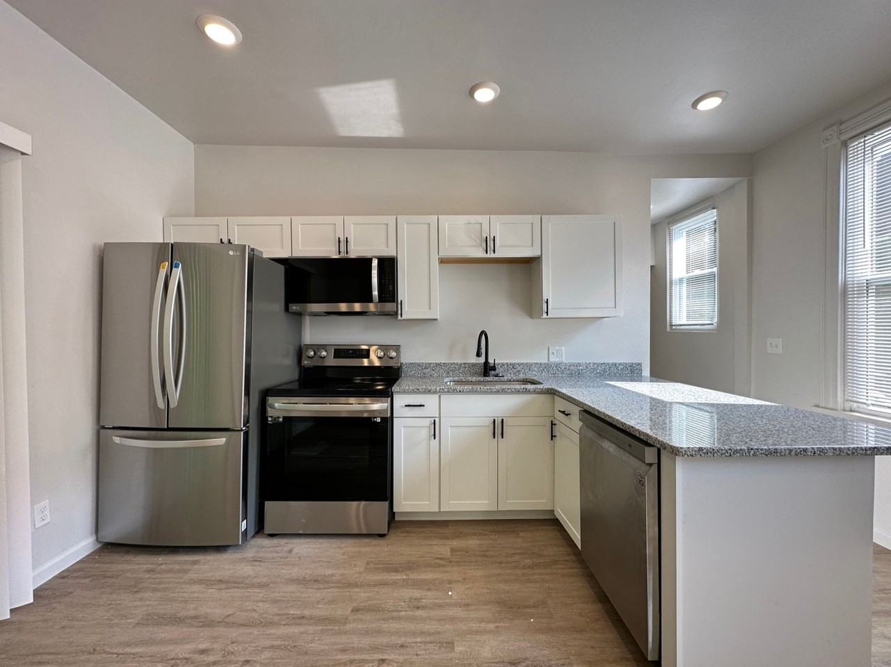 410 Tillotson St - Photo 5 of 47
