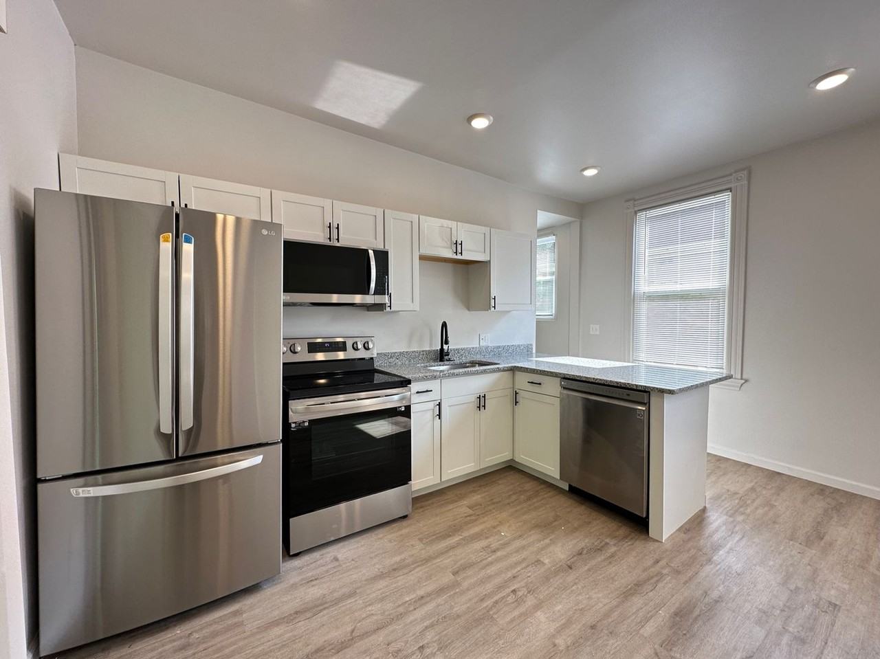 410 Tillotson St - Photo 7 of 47