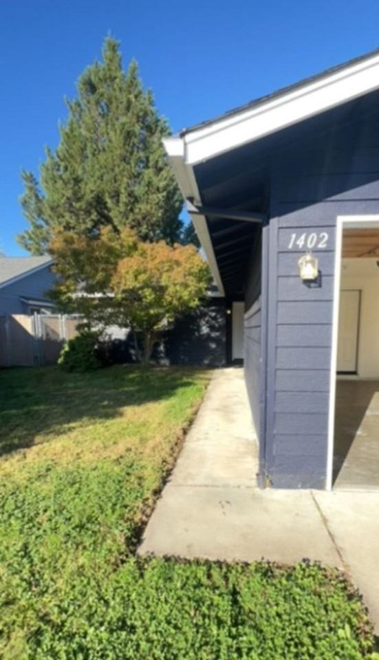 1400/1402 SW Kokanee Ln - Photo 3 of 10