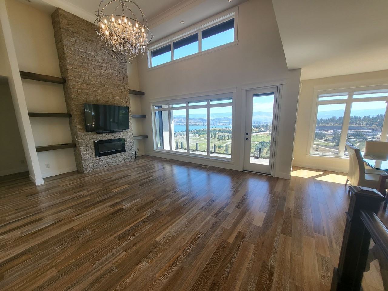 1887 Scott Cres. - Photo 3 of 38