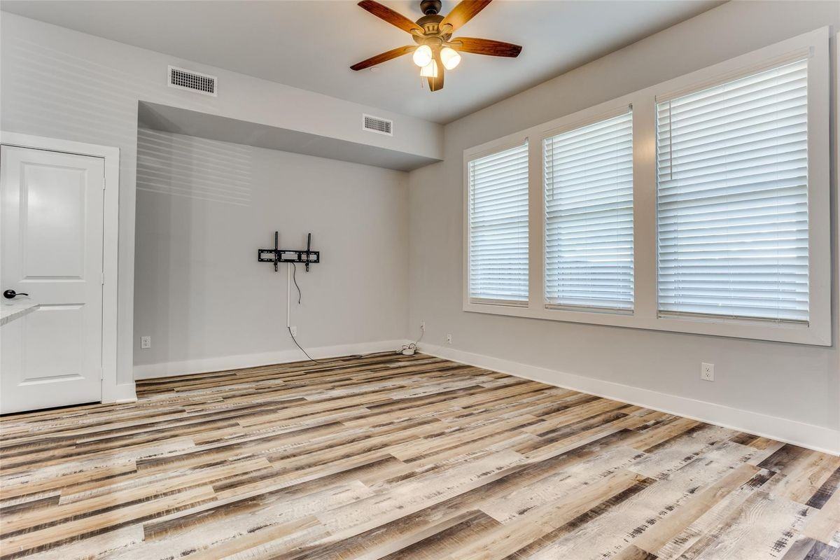 1045 17th St - Photo 2 of 19