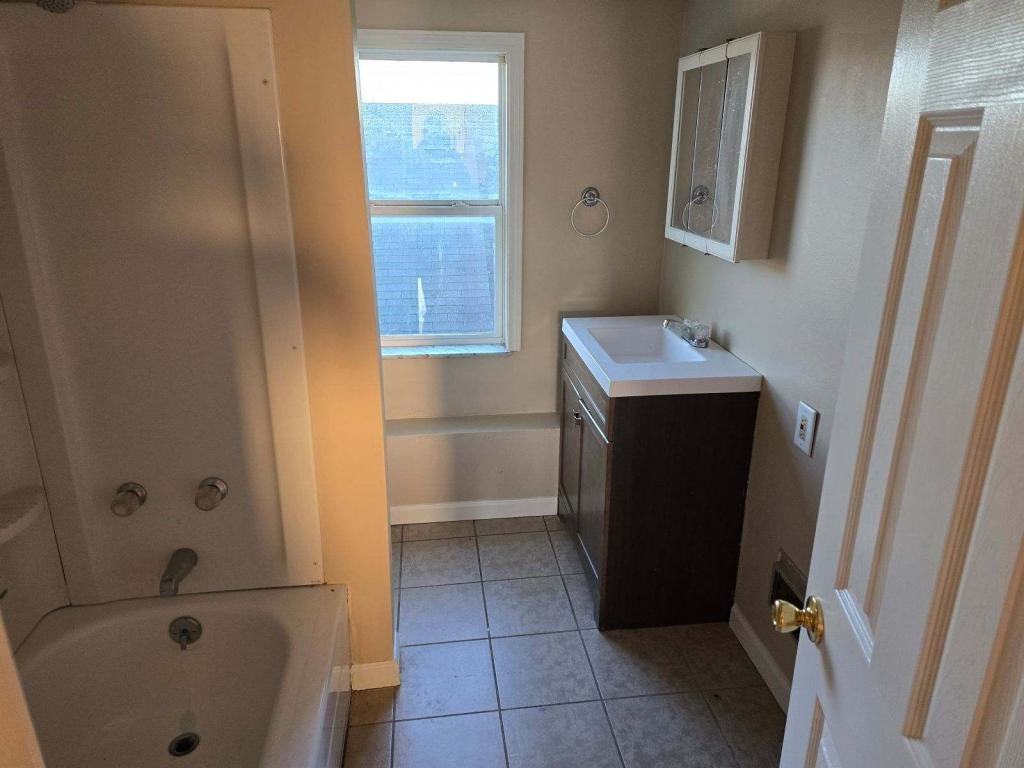 2470 Collis Ave - Photo 4 of 6