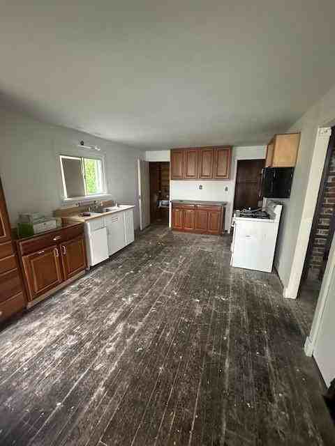 1122 Brewster St - Photo 2 of 15