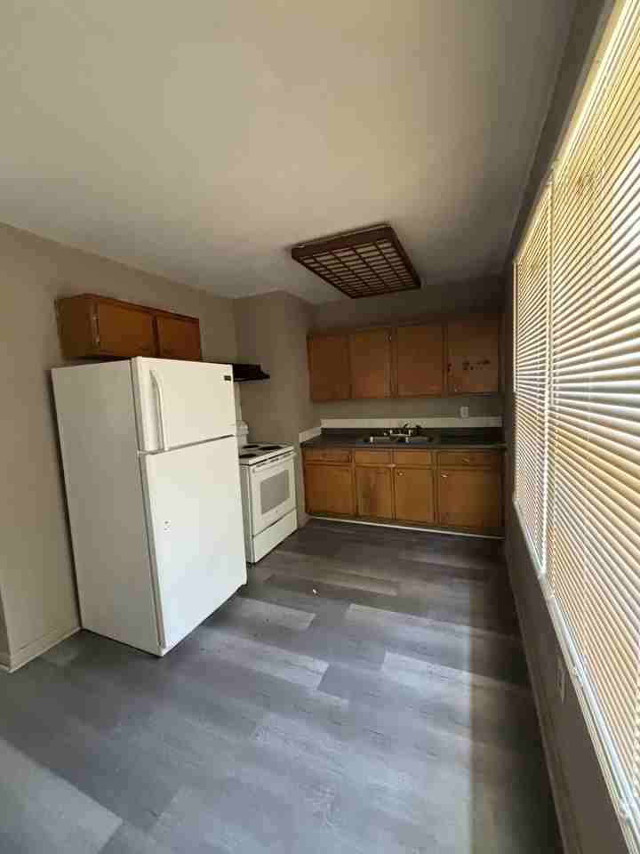 404 Sunset Ln - Photo 2 of 7