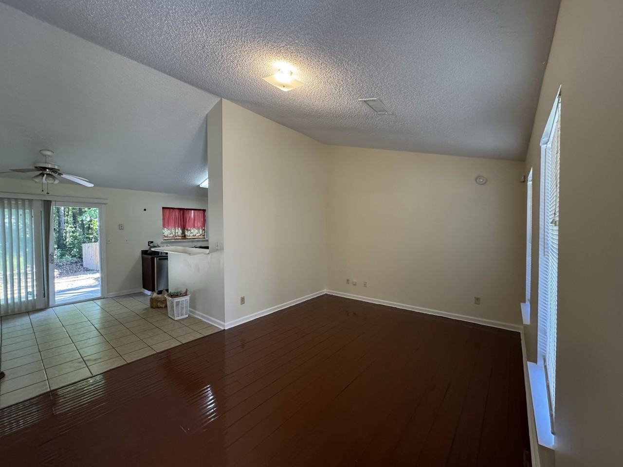 1095 Chapman Cir - Photo 3 of 27