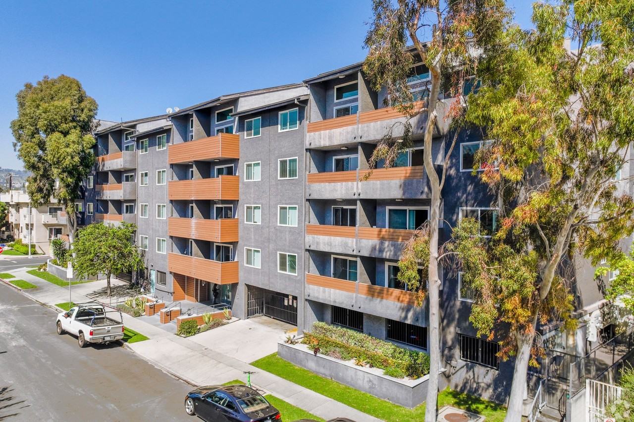 110 South Sweetzer Ave - Photo 7 of 42