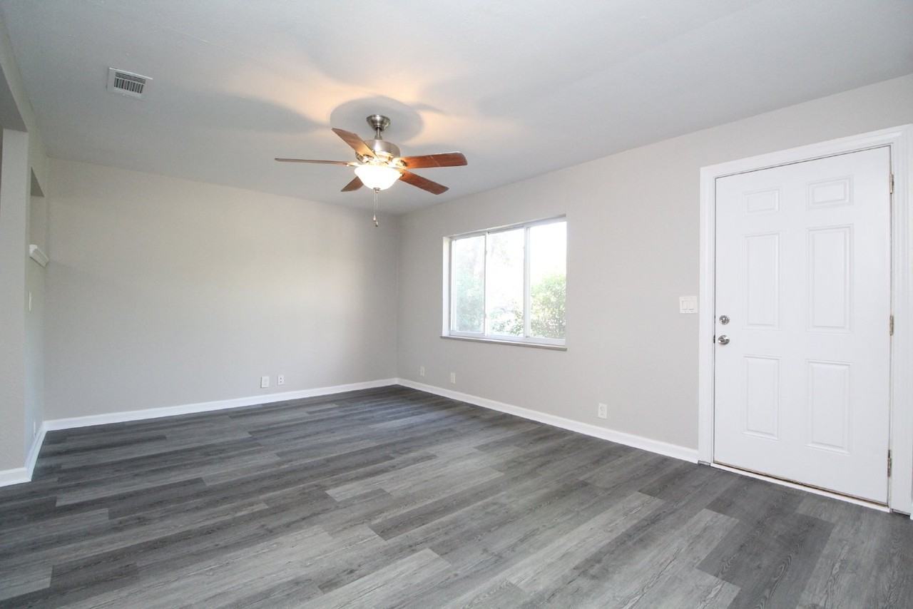 639 Ditmar St - Photo 2 of 14