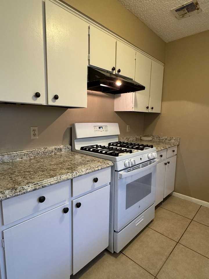 6607 Nw Denver Ave - Photo 7 of 11