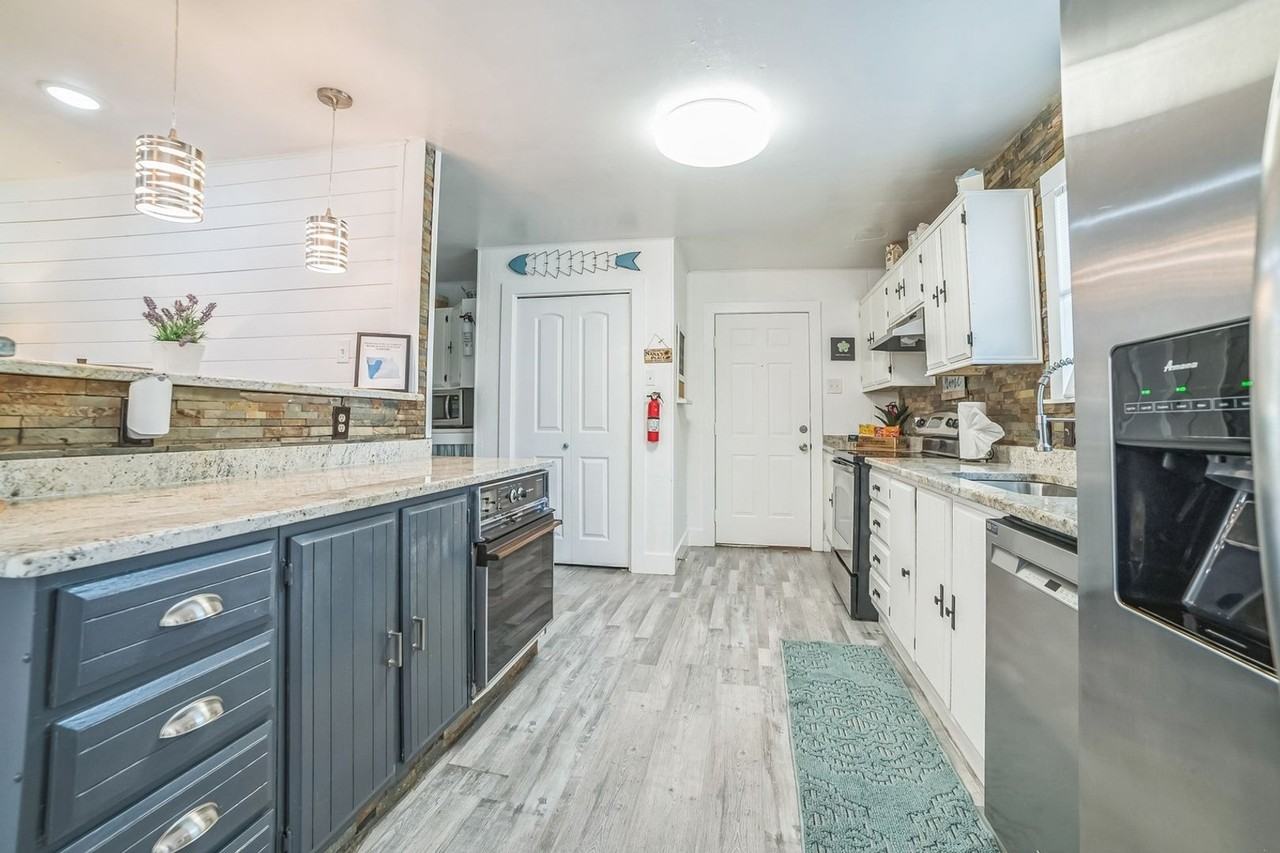 515 E Island Dr - Photo 3 of 37