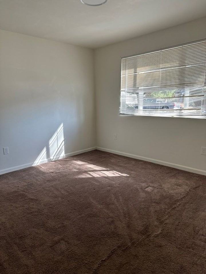 915 E Airport Ave - Photo 2 of 10