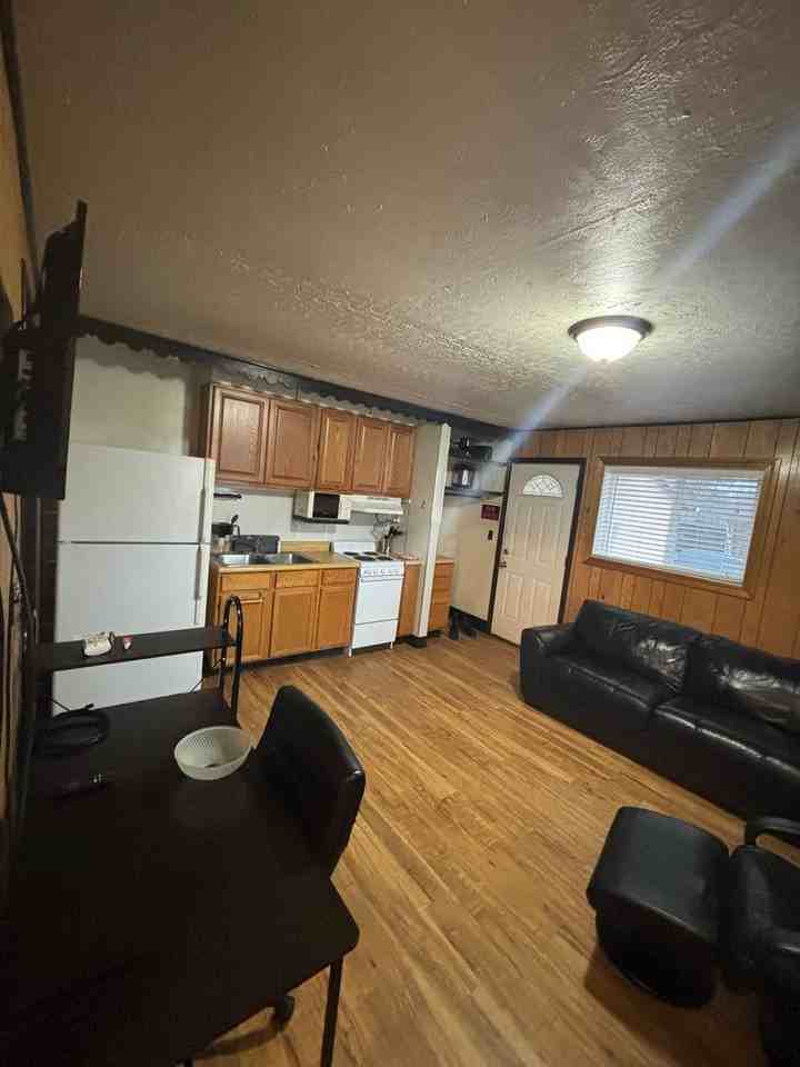 2443 Loomis Dr - Photo 5 of 10