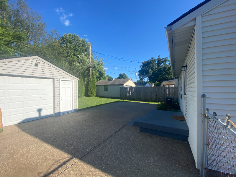 2501 Sherry Rd - Photo 3 of 16