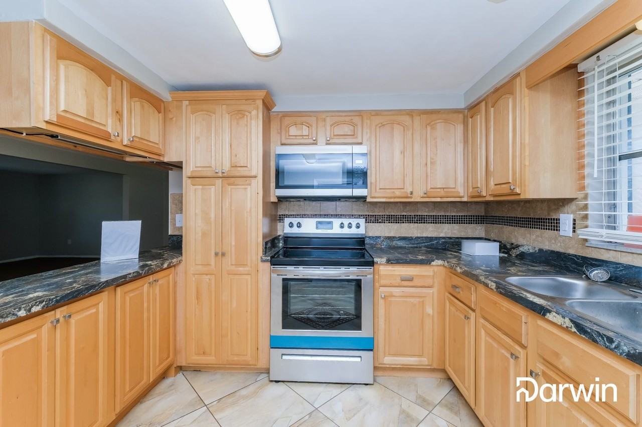 10933 Stamford Dr - Photo 2 of 15