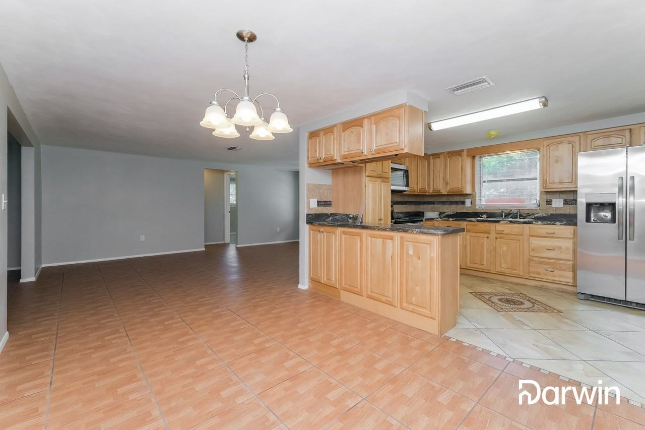 10933 Stamford Dr - Photo 3 of 15