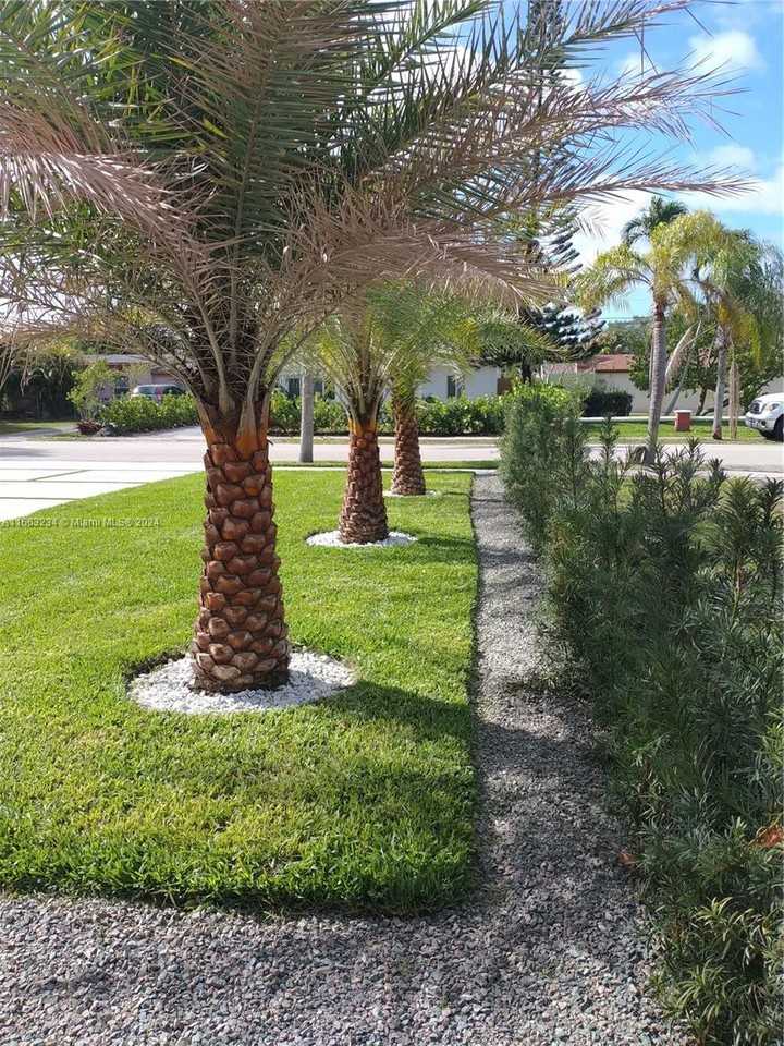 1819 Ne 182nd St - Photo 2 of 8