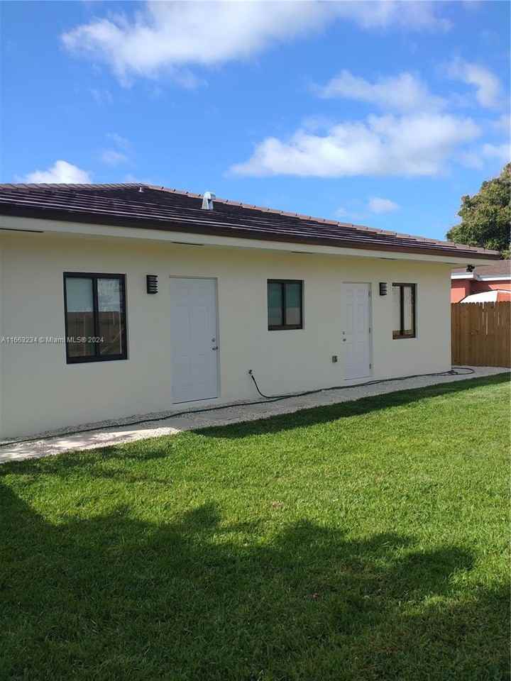 1819 Ne 182nd St - Photo 3 of 8