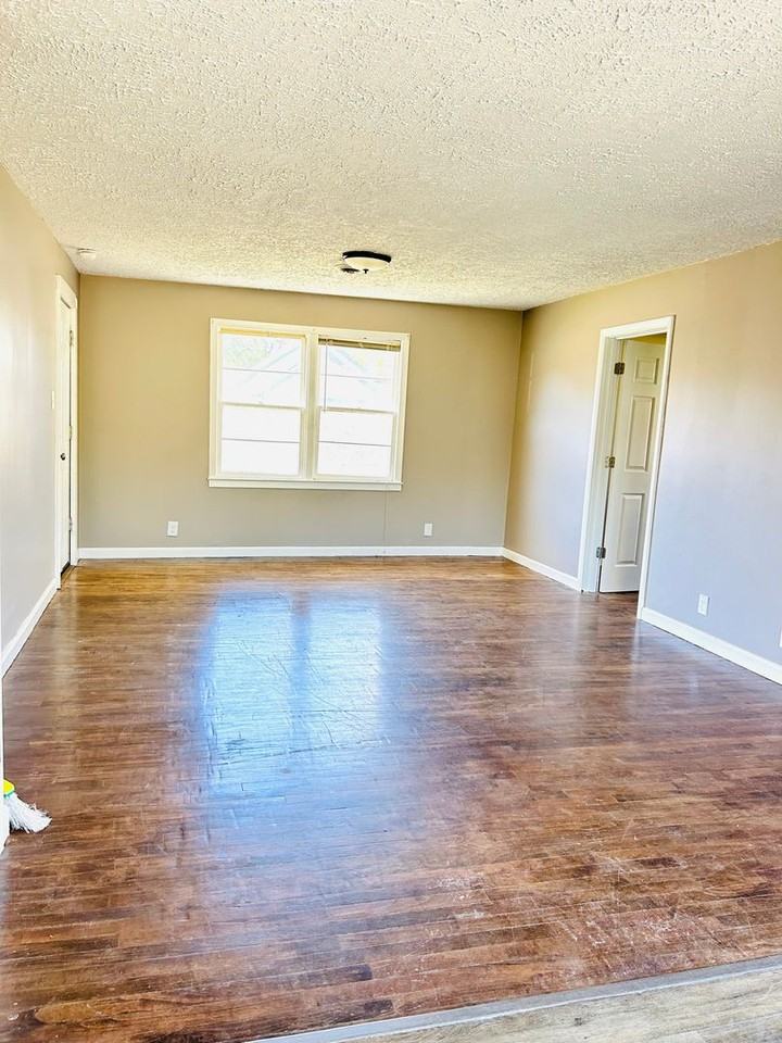 1304 N Monroe St - Photo 3 of 12