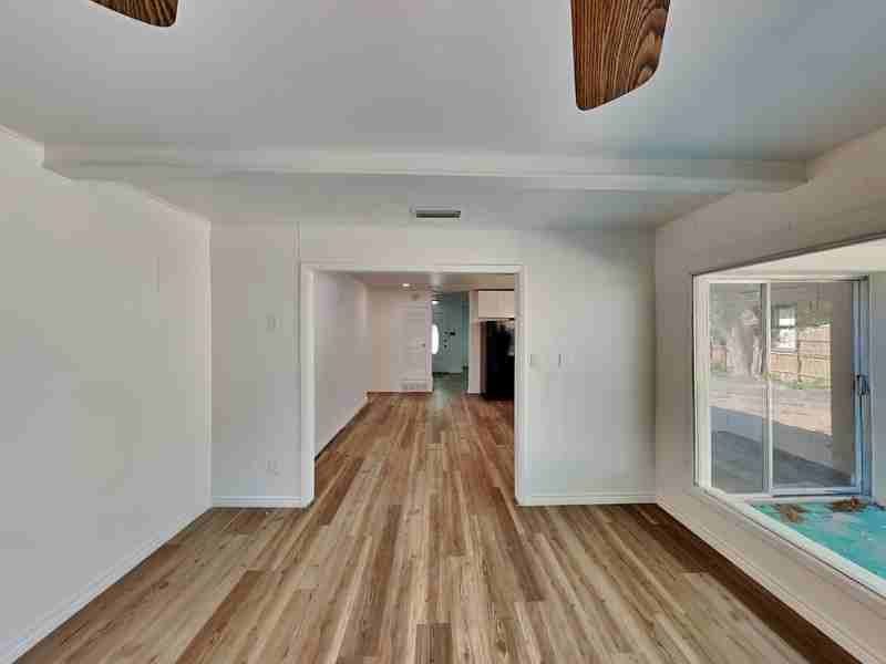 4724 South Dr W - Photo 3 of 16