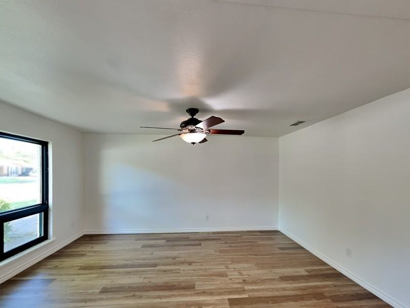 4724 South Dr W - Photo 4 of 16