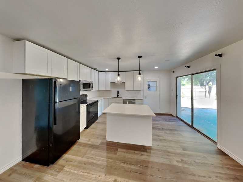 4724 South Dr W - Photo 6 of 16