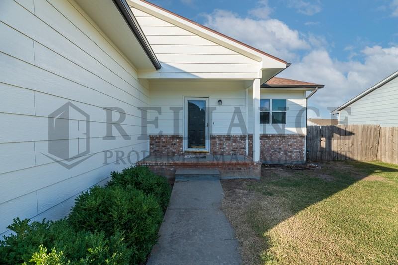 621 S Longbranch Dr - Photo 3 of 31