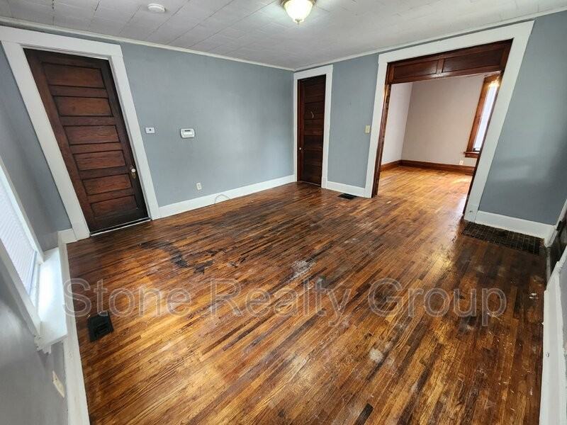1027 7th Ave - Photo 2 of 8